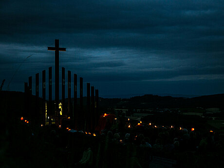 Bild: Der Friedhof bei Nacht mit vielen kleinen Lichtern