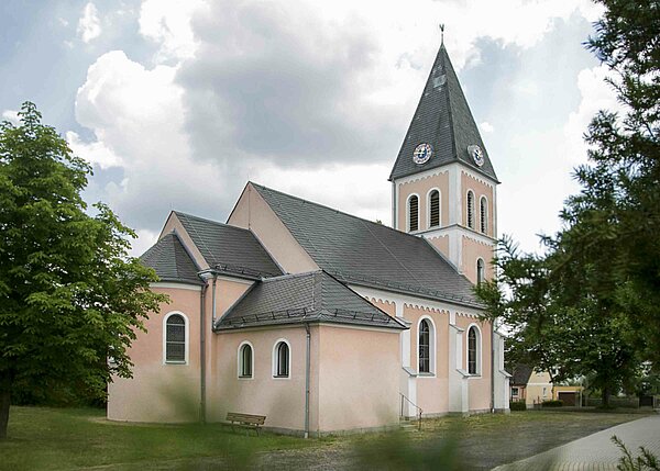 Bild: Die Christuskirche in Mitterteich von außen.