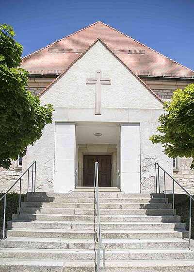 Die Martin Luther Kirche in Erbendorf von außen