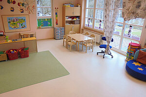 Gruppenraum mit Spielecke Heller Gruppenraum mit Spielecke, Basteltisch und bunten Dekorationen im Kinderhaus Etzelwang