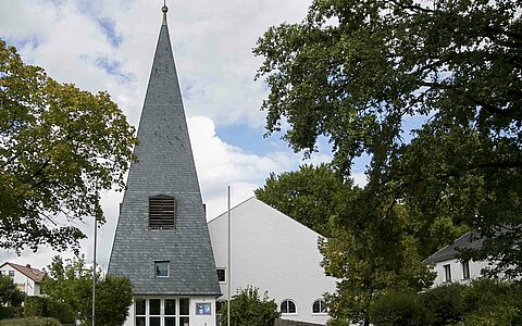 Die Kreuzkirche in Eschenbach von Außen 