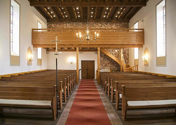 Bild: Die Evangelische Kirche in Kirchendemenreuth von innen aus der Sicht des Altars.