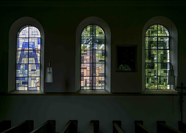 Bild: Die Fensterbilder der Friedenskirche in Freihung 