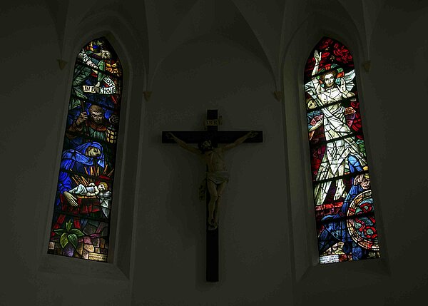 Bild: Die bunten Fensterbilder in der Christuskirche in Windischeschenbach
