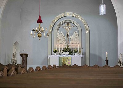 Der Altarbereich in der Martin Luther Kirche in Erbendorf 