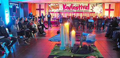Das Konfestival im Dekanat Weiden, wo in der Mitte eine Art von Altar aufgebaut wurde und außen herum die Zuhörer und Musiker sitzen