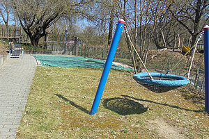 Nestschaukel im Außenbereich Nestschaukel im Garten des Kinderhauses Etzelwang