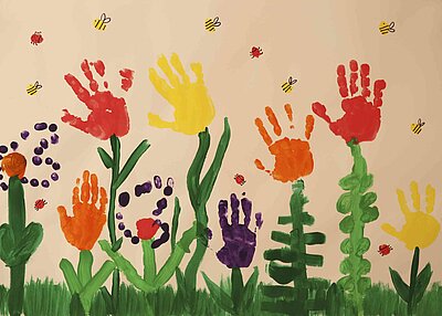Ein Wandbild mit Pflanzenstängeln und die Hände der Kinder aus dem evangelischen Kindergarten Regenbogen in Erbendorf wurden als Blumen dargestellt. Außen herum fliegen viele kleine Bienen.
