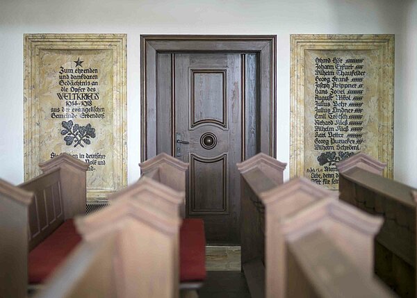 Bild: Sitzbänke und eine Alte schwere Türe in der Martin Luther Kirche in Erbendorf.