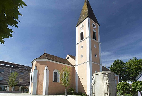 Bild: Die Evangelische Stadtkirche in Vohenstrauß von außen.