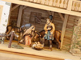 Bild: Josef und Maria dargestellt in geschnitzten Holzfiguren.