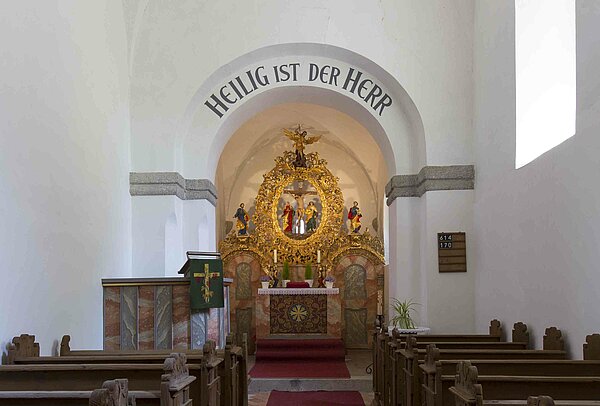 Bild: Innenansicht der St. Michael Kirche in Schönkirch.