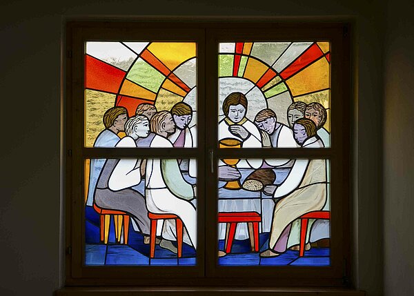 Bild: Die bunten Fensterbilder der Evangelisch Lutherischen Kirche in Parkstein.