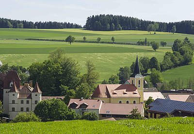Außenansicht der St. Jakobus und Kirche in Wildenreuth Die St. Jakobus und Kirche aus Wildenreuth von außen