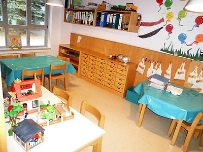 Bastel- und Kreativraum mit Tischen und Spielmaterialien in der Kita Loderhof