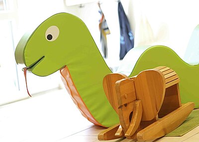 Eine Sitzmöglichkeit in Form eines Dinosauriers 