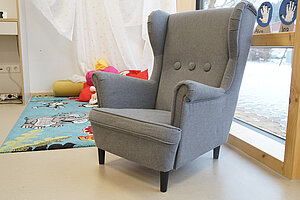 Gemütlicher Lesesessel im Gruppenraum des Kinderhauses