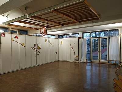 Turnraum mit Klettergeräten und großer Fensterfront in der Kita An der Allee