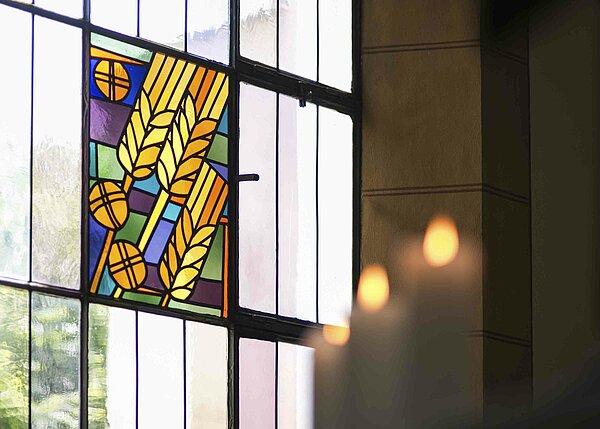 Bild: Ein buntes Fensterbild mit Weizen und Semmeln in der Christuskirche in Mitterteich.