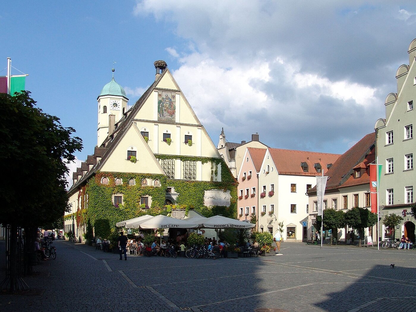 Bild: Der Marktplatz in Weiden. Im Hintergrund ist das alte Rathaus in Weiden zu sehen.