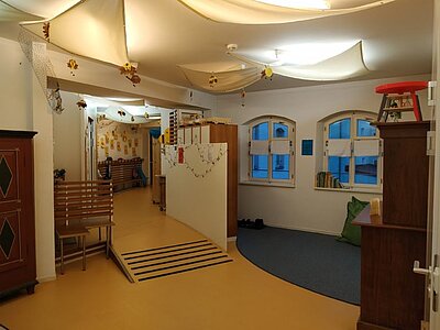 Flurbereich mit Spielfläche und Decken-Dekoration in der Kita An der Allee