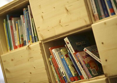 Ein Regal mit vielen Kinderbüchern in dem evangelischen Kindergarten Regenbogen in Erbendorf