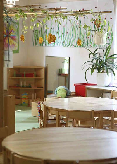Zwei Runde Tische in einem der Spielezimmer aus dem Haus für Kinder Gottfried Sperl in Vohenstrauß