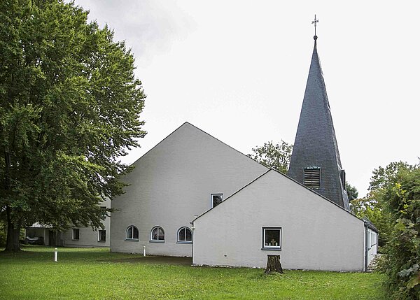 Bild: Die Kreuzkirche in Eschenbach von aussen.