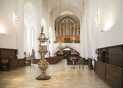 Innenansicht der St. Michael Kirche in Weiden Die ganze St. Michael Kirche in Weiden von innen