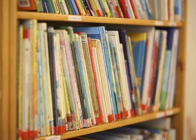 Ein Regal mit vielen Kinderbüchern im evangelischen Kindergarten Regenbogen in Erbendorf