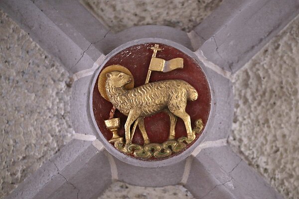 Bild: Eine Nachbildung von einem Schaf, durch welches ein Schwert gestoßen wird.