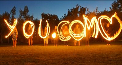 Lichtmalerei des Evangelischen Jugendwerks in Weiden mit dem Schriftzug "YouCom"