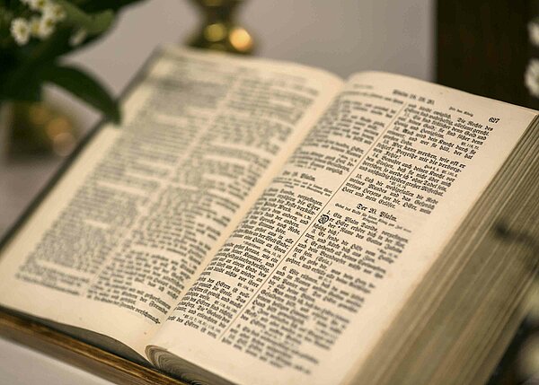 Bild: Die Bibel aufgeschlagen in einem Buchständer.
