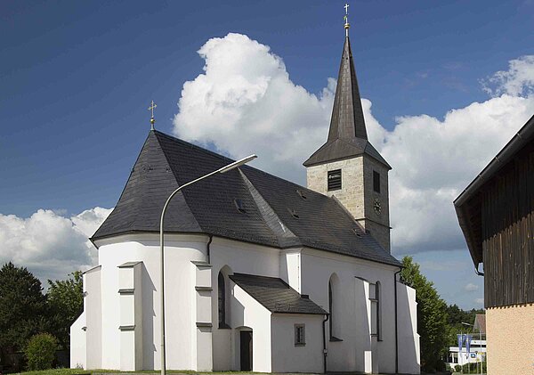 Bild: Die St. Leonhard Kirche in Krummennaab von außen.