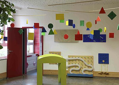Eines der Spielezimmer der Unterm Regenbogen Kita in Floss für die Jüngeren Kinder.