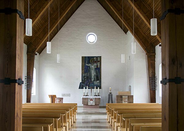 Bild: Der Mittelgang und der Altar der Christuskirche in Speichersdorf.