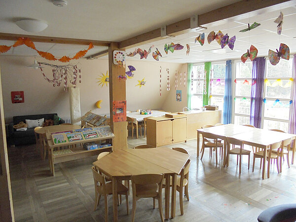 Kreativraum mit Basteltischen, Fensterdekoration und Leseecke im Kinderhaus Etzelwang