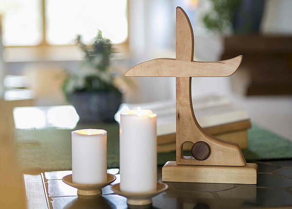 Bild: Zwei Kerzen und ein Kreuz auf dem Altar.