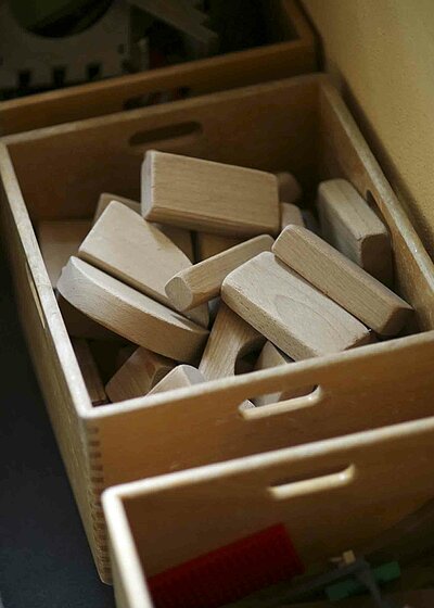 Eine Kiste mit vielen Holzbausteinen darin