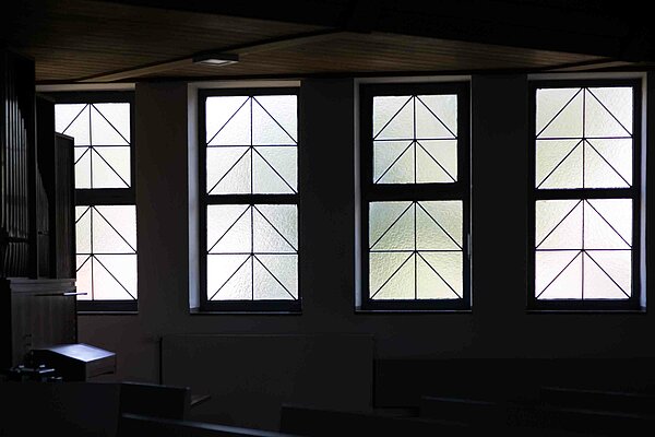 Bild: Die Fenster der Jesus Christus Kirche in Altenstadt.