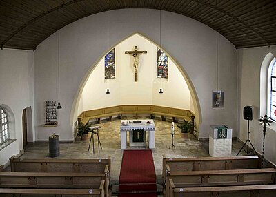 Der Altar und die Sitzbänke in der Christuskirche in Windischeschenbach von innen aus der Sicht von oben