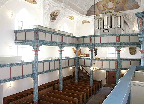 Bild: Die Dreieinigkeitskirche in Neustadt am Kulm von innen.