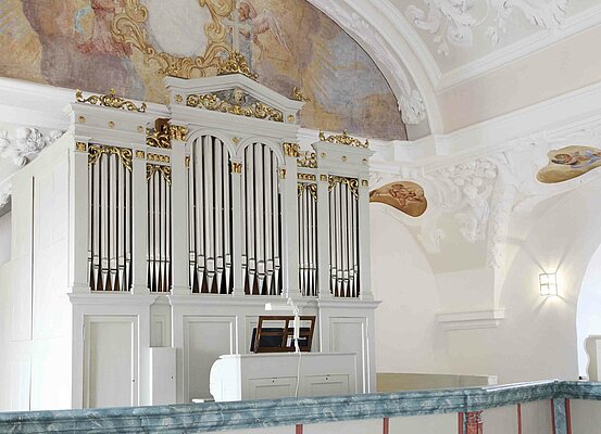 Bild: Eine Weiß goldene Orgel