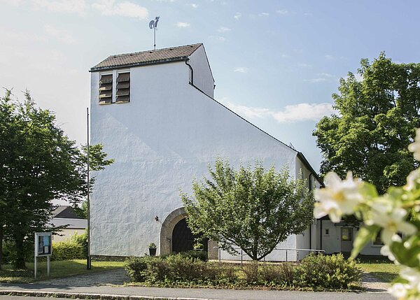 Bild: Die Auferstehungskirche aus Wiesau von vorne.