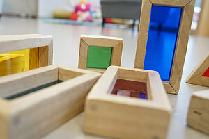 Bunte Holzbausteine mit farbigen Glaseinsätzen im Gruppenraum