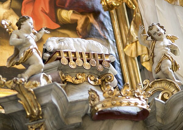 Kleine Porzellanengel, die mit Gold veredelt wurden, die in der St. Michael Kirche in Weiden sind