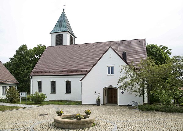 Bild: Die Christuskirche in Speichersdorf von außen.
