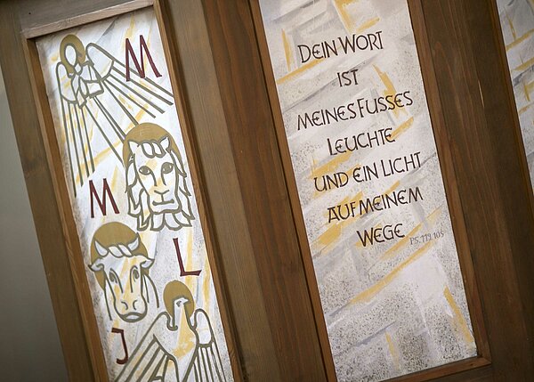 Bild: Zwei Bilder in Holzrahmen in der Erlöserkirche in Wernberg Köblitz.
