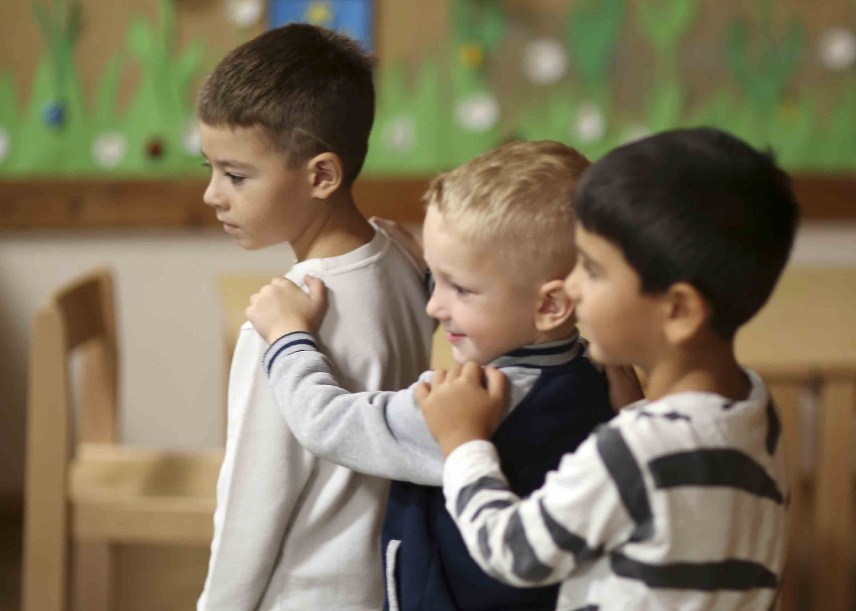 Drei kleine Jungen aus dem Kinderhaus Kunterbunt in Grafenwöhr, welche sich in einer Polonaise aufstellen