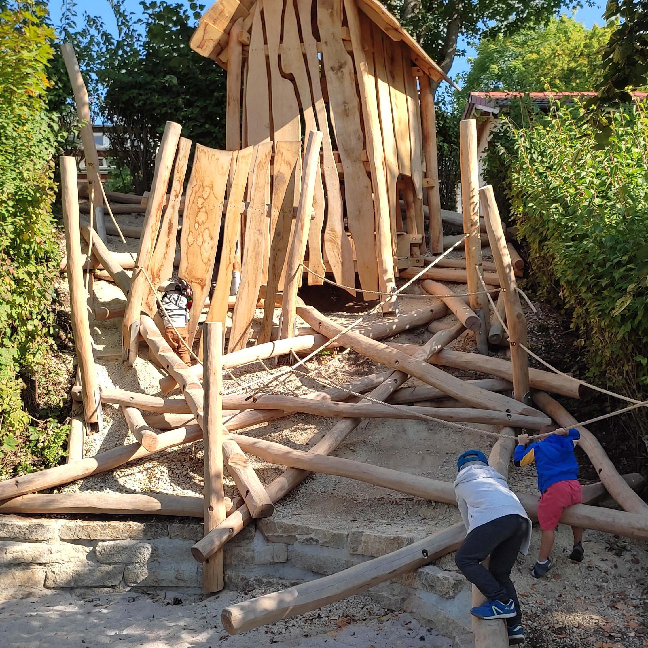 Kletterbereich aus Holz mit Hütte im Außenbereich der Erlöserkita Amberg